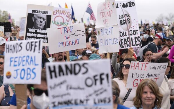 Abaturage bamerika bahagurukiye Trump na Musk bakora imwigaragambyo  mu mijyi yose kuva i New York kugera muri Alaska banenga ubutegetsi