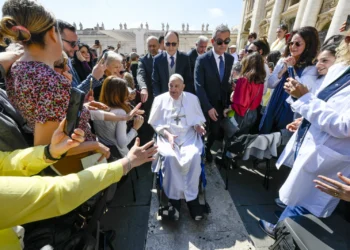 Papa agaragaye bitunguranye muri St. Peter’s Square nyuma y’ibyumweru bibiri avuye mu bitaro