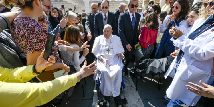 Papa agaragaye bitunguranye muri St. Peter’s Square nyuma y’ibyumweru bibiri avuye mu bitaro