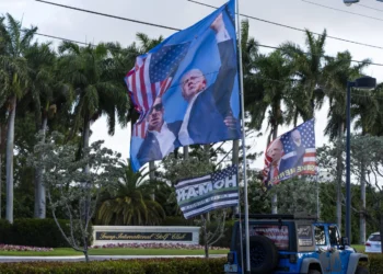 Trump yigaragaje nk’udashishikajwe mu gihe abanyamerika bahangayikishijwe n’izamuka ry’ibiciro n’igwa ry’isoko ry’imigabane,