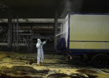 Indwara y’ibirenge n’akanwa yateje impagarara mu Burayi hagati.