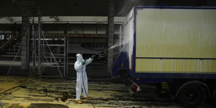 Indwara y’ibirenge n’akanwa yateje impagarara mu Burayi hagati.