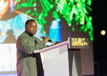 Minisitiri Dr. Utumatwishima n’urubyiruko rusaga 8,600 bifatikanyije mu gikorwa ‘Our Past’