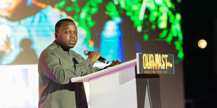 Minisitiri Dr. Utumatwishima n’urubyiruko rusaga 8,600 bifatikanyije mu gikorwa ‘Our Past’