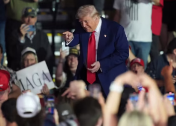 Trump yizihije iminsi 100 ku butegetsi ashyira imbere ibyagezweho, anenga abatavuga rumwe na we