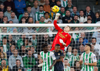 Andriy Lunin ashobora kumara ibyumweru 4 hanze kubw’imvune, Real Madrid ikomeje gushakisha ibisubizo