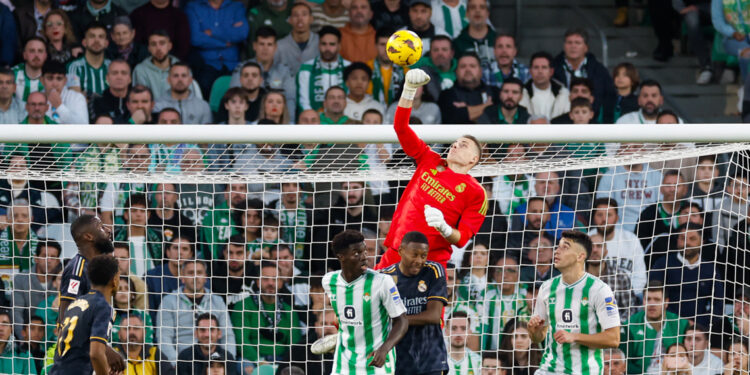 Andriy Lunin ashobora kumara ibyumweru 4 hanze kubw’imvune, Real Madrid ikomeje gushakisha ibisubizo