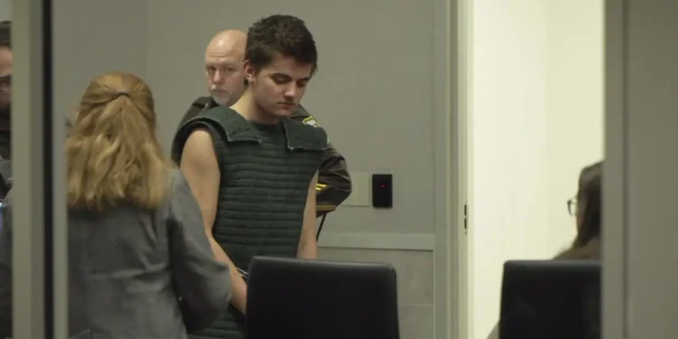 Umwana w’imyaka 17 yishe ababyeyi mu mugambi wo kwica Perezida Trump