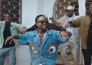 Chiboo akomeje gutigisa imbuga nkoranyambaga nyuma yo gusohora indirimbo nshya “VAZI”