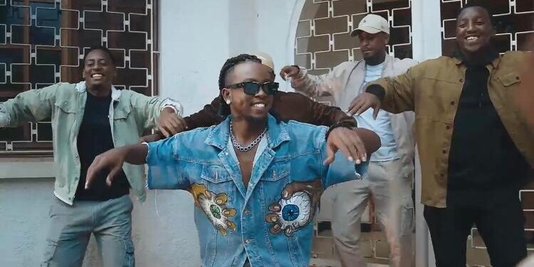 Chiboo akomeje gutigisa imbuga nkoranyambaga nyuma yo gusohora indirimbo nshya “VAZI”