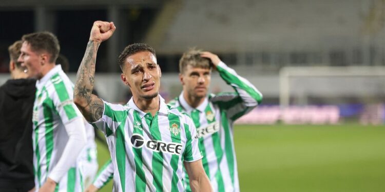 Antony yihanangirije abamunenze ubwo yari mu ikipe ya Manchester United, arira amarira y’ibyishimo