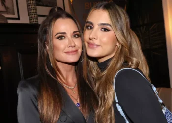 Sophia Umansky, umukobwa wa Kyle Richards, yahishuye kugwa umusatsi gukabije nyuma yo gukoresha imiti igabanya ibiro