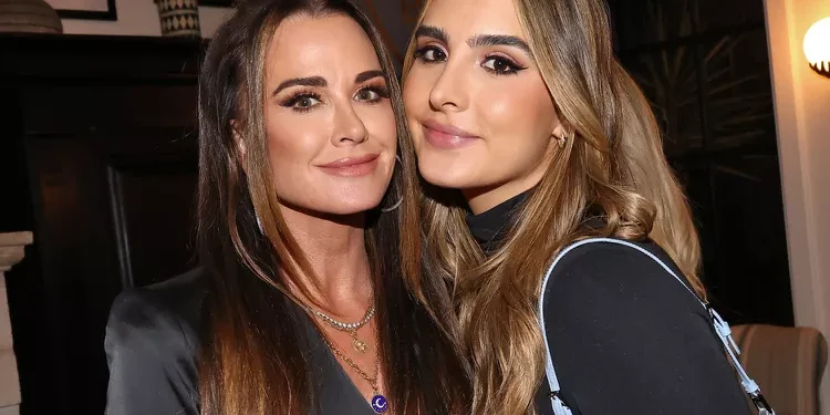 Sophia Umansky, umukobwa wa Kyle Richards, yahishuye kugwa umusatsi gukabije nyuma yo gukoresha imiti igabanya ibiro