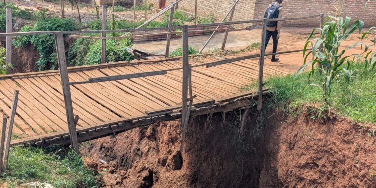 Abaturage bo mu Kagari ka Bwerankori na Kigarama baratakira Leta ko yabubakira ruhurura n’ikiraro bikomeye
