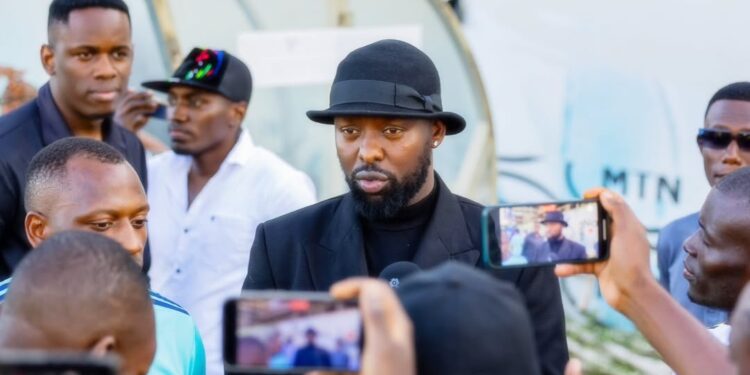 Eddy Kenzo yihanangirije Bebe Cool wamushinje kudashobora kurenga Uganda