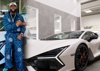 Davido yongeye kwishongora nyuma yo kugura imodoka ya Lamborghini nshya ihagaze miliyari 1.8 Frw