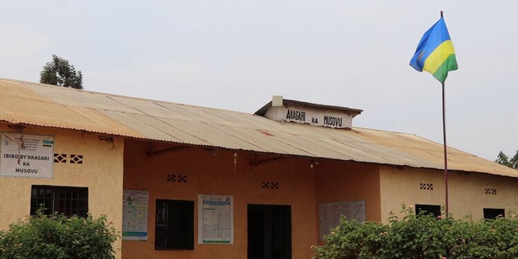 Bugesera: Umusaza aratabaza kubera inkoni yakubiswe kubwo kutitwaza ibikoresho by’umuganda