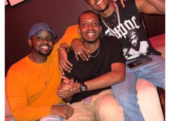 1:55 AM yashyizeho “Standard Recording Deal”, imaze kwakira ubusabe bw’abahanzi batanu.