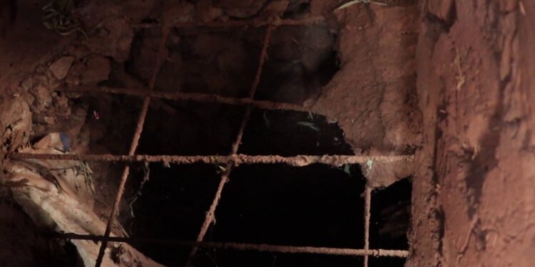 Kamonyi: Abatishoboye i Kabagesera babangamiwe n’umunuko w’ubwiherero bwangiritse