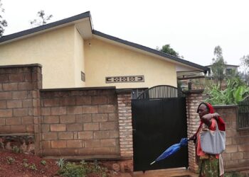 Kicukiro: Umukecuru w’imyaka 70 arara ku gasozi nyuma yo kwirukanwa mu nzu itishyuwe