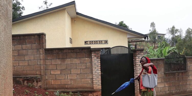 Kicukiro: Umukecuru w’imyaka 70 arara ku gasozi nyuma yo kwirukanwa mu nzu itishyuwe