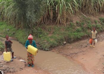 Kamonyi: Abaturage baratabaza kubera ibura ry’amazi meza