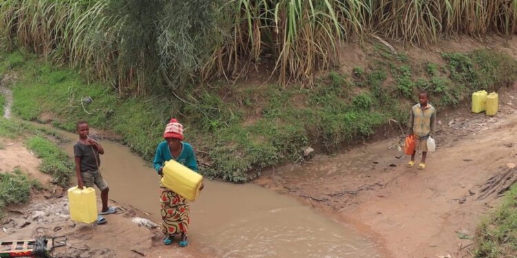 Kamonyi: Abaturage baratabaza kubera ibura ry’amazi meza