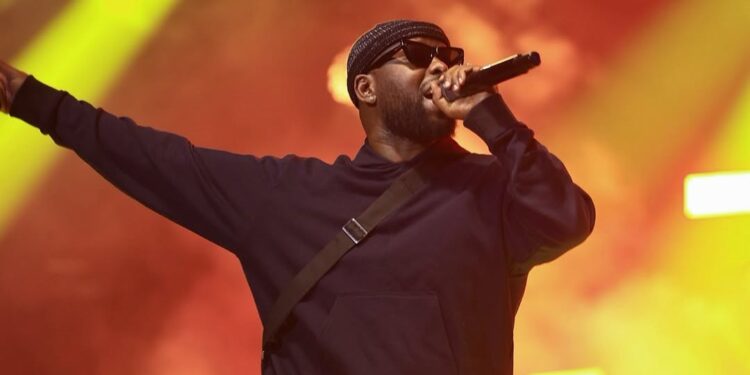 Levixone na Desire Luzinda basezeranye imbere y’Imana, Eddy Kenzo abagabira inka ebyiri.