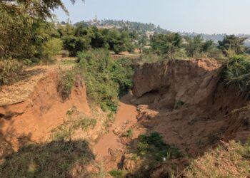 Abaturage ba Twishorezo baratabaza kubera ruhurura itenguka umunsi ku wundi