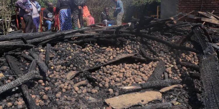 Musanze: Abaturage barataka igihombo batewe nuko ubuhunikiro bw’ibirayi bwafashwe n’inkongi
