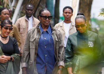 Madame Jeannette Kagame yifatanyije n’abandi mu kwita izina abana b’ingagi ku nshuro ya 20