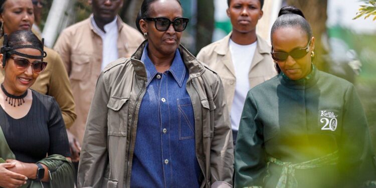 Madame Jeannette Kagame yifatanyije n’abandi mu kwita izina abana b’ingagi ku nshuro ya 20