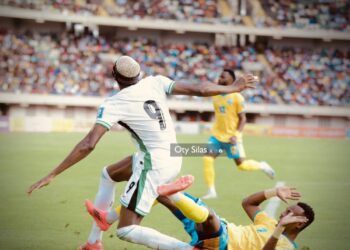 Niyomugabo Claude yibasiriwe bikomeye n’abafana ba Galatasaray FC nyuma yo kuvuna Osimhen