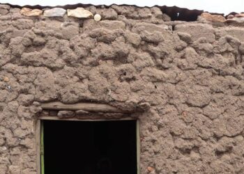 Kamonyi: Umubyeyi aratabaza inzu ishobora kumugwaho igihe icyo ari cyo cyose