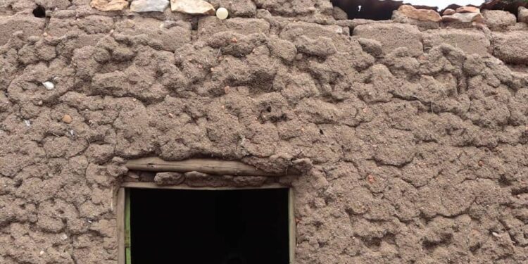 Kamonyi: Umubyeyi aratabaza inzu ishobora kumugwaho igihe icyo ari cyo cyose