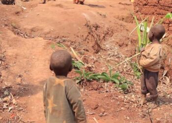 Gisagara: Bamwe mu batuye Kansi baratabariza abana barwaye bwaki