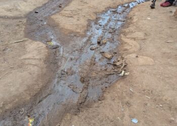 Abaturage ba Byimana baratabaza kubera umwanda uri mu muhanda uterwa no kwangirika kw’itiyo y’amazi