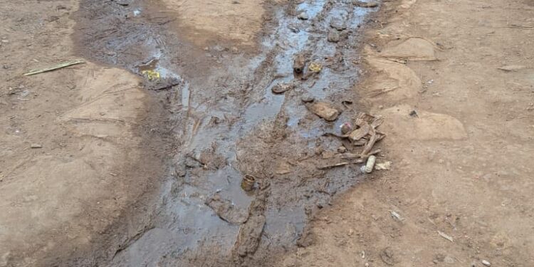 Abaturage ba Byimana baratabaza kubera umwanda uri mu muhanda uterwa no kwangirika kw’itiyo y’amazi