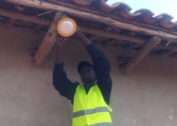 Abaturage ba Ndora bavuga ko amashanyarazi y’imirasire y’inzu atangwa mu buriganya