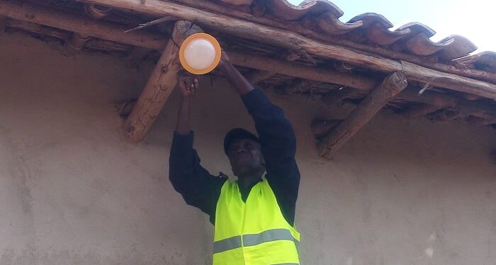 Abaturage ba Ndora bavuga ko amashanyarazi y’imirasire y’inzu atangwa mu buriganya