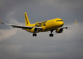 Indege ya Spirit Airlines yategetswe gusubira inyuma ubwo yegeraga indege ya Air Force One