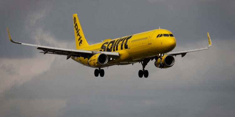 Indege ya Spirit Airlines yategetswe gusubira inyuma ubwo yegeraga indege ya Air Force One