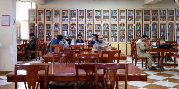 Afghanistani: Abatalibani babujije ikoreshwa ry’ibitabo byanditswe n’abagore muri Kaminuza.