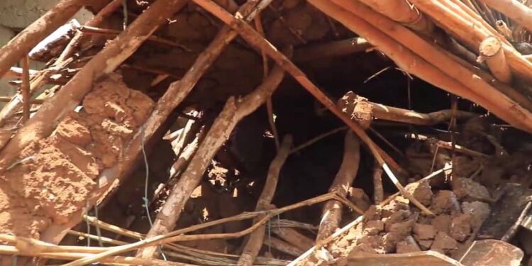 Gisagara: Umuryango utuye mu Kagari ka Akaboti uratabaza, nyuma yo gusenyerwa n’ibiza