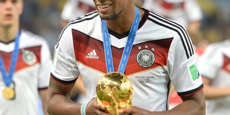 Jerome Boateng yasezeye gukina umupira w’amaguru nk’uwabigize umwuga