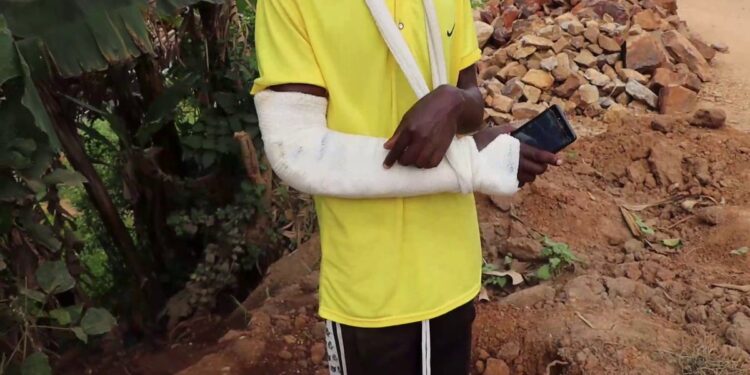 Ngororero: Umuturage arashinja Gitifu kumukubitira mu biro akamuvuna ukuboko