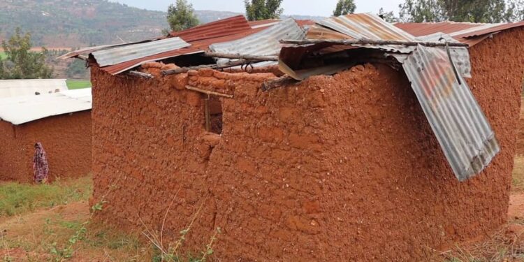 Nyanza: Abaturage ba Ntyazo bari kurara mu byahoze ari ibikoni, nyuma yogusenyerwa n’umuyaga