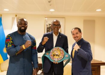 Carlos Takam yashimiye perezida Kagame amuha umukandara w’umukinnyi wahize abandi ku Isi mu iteramakofi