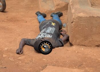 Byimana: Umugabo yisunze itama rimwe ry’icyuma rimukoraho