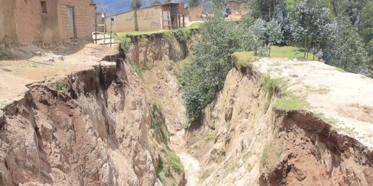 Nyabihu: Ruhurura yaciye inkangu hagati mu ngo z’abaturage